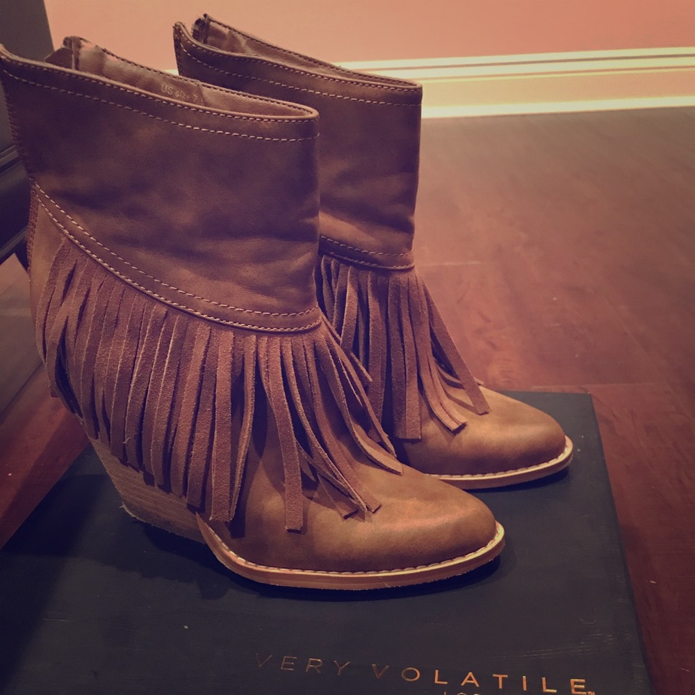 Very volatile leather fringe boots